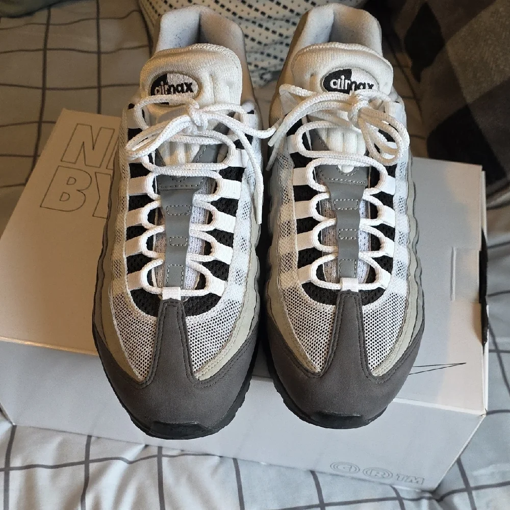 Nike Air Max 95 Gray White Sneakers - Picture 11 of 11